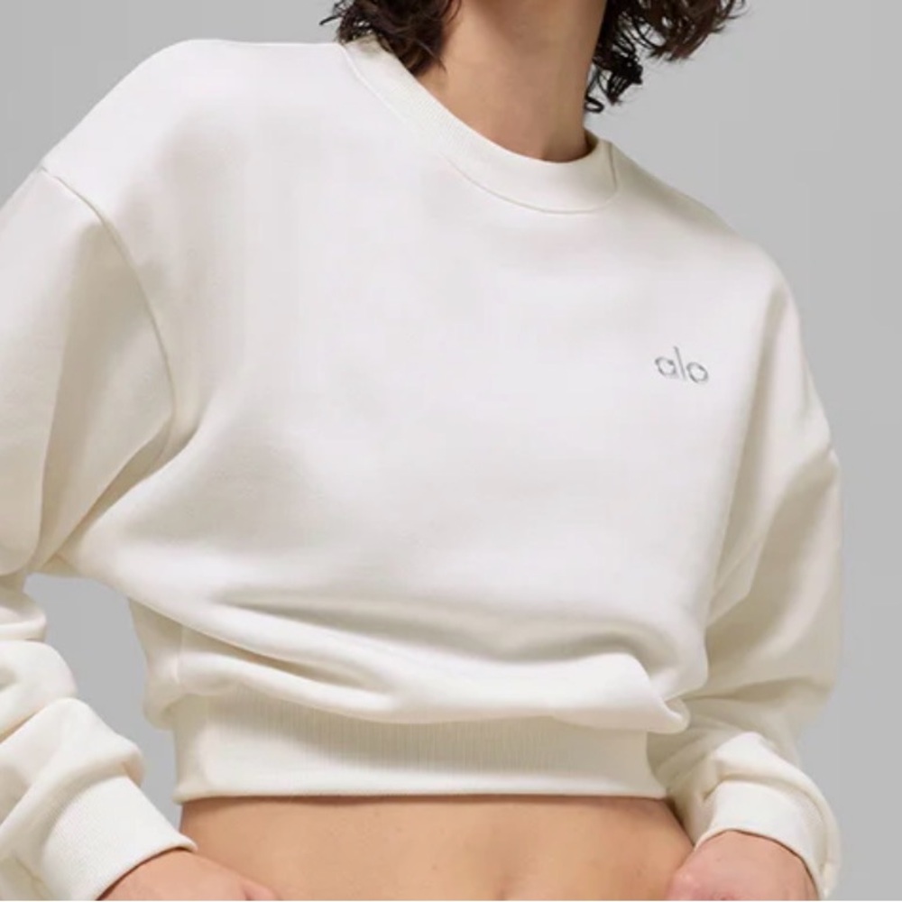 Alo Cropped Accolade Crewneck Sweatshirt in Ivory